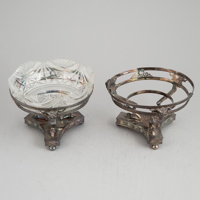 A pair of Gustavian style silver and glass bowls. A.G.Dufva, Stockholm, 1912.