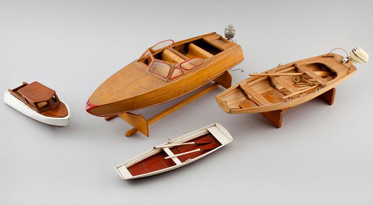 MODELLBÅTAR, 4 st, trä, 1900-talets mitt.