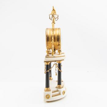 Louis XVI mantel clock, circa 1800, signed Roque a Paris (Joseph-Léonard Roque, active late 18th century).