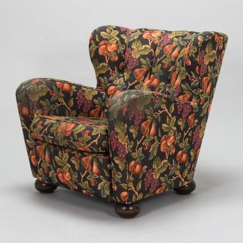 A mid-20th century armchair.