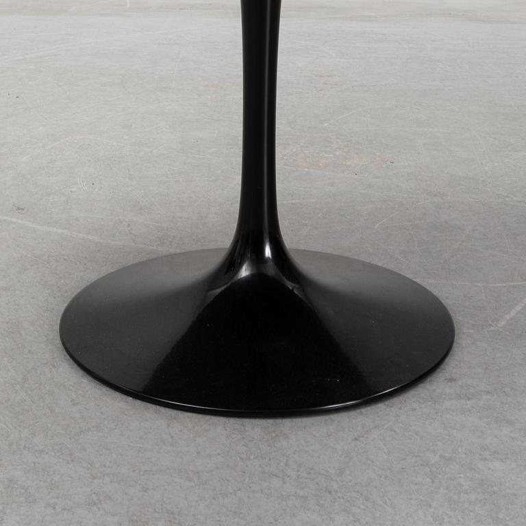 Eero Saarinen, soffbord, "Tulip", undertill brickmärkt KnollStudio Eero Saarinen. Modellen formgiven 1956.