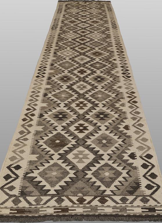 A Kilim runner, approx. 504 x 83 cm.