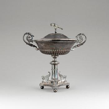SOCKERSKÅL PÅ FOT, silver, otydliga stämplar, sannolikt Jakob S Lundberg, Stockholm, empire, 1827. Vikt ca 813 gram.