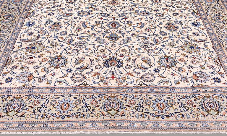 A carpet, Kashan, ca 402 x 278 cm.