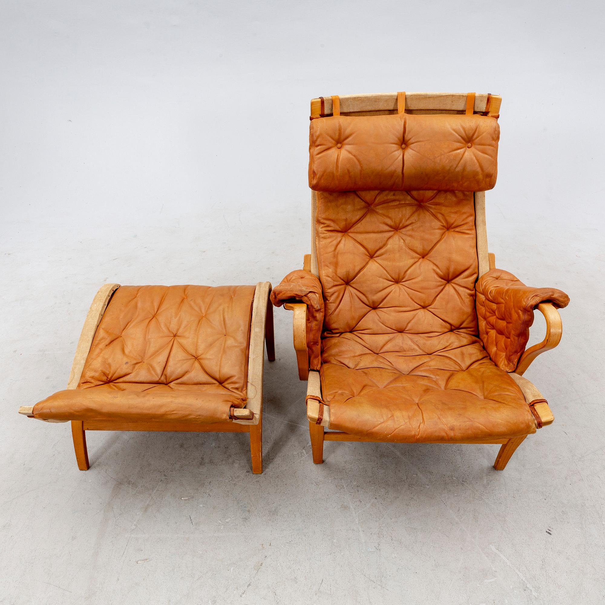 Bruno Mathsson, fåtölj och fotpall "Pernilla" för DUX senare delen av 1900-talet.