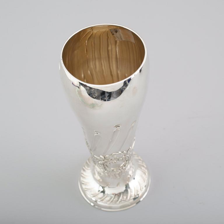 VAS, silver, C Frey & Söhne, Tyskland, 1900-talets första hälft. Vikt ca 449 gram.