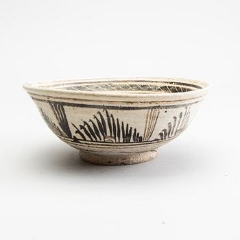 A citzhou brown and cream coloured bowl, Ming dynasty (1368-1644).