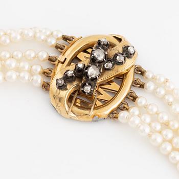 Five strand calibrated cultured pearl necklace, goldclasp with rose cut diamonds.