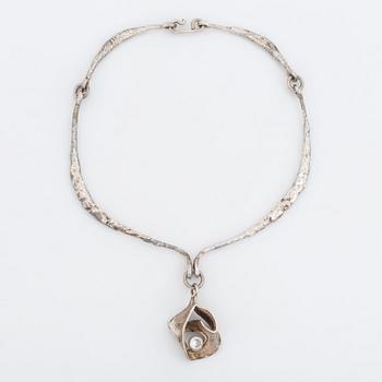 Theresia Hvorslev, silver necklace. Pendant with synthetic white spinel.