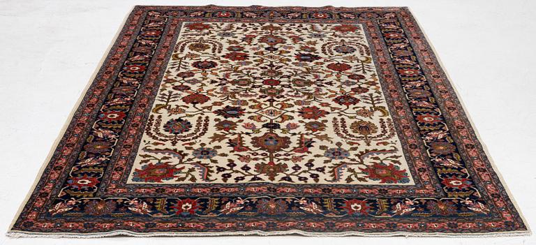 A semi-antique Tabriz carpet, c. 282 x 198 cm.