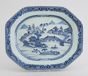 STEKFAT, porslin, Kina, Qianlong 1736-1795.