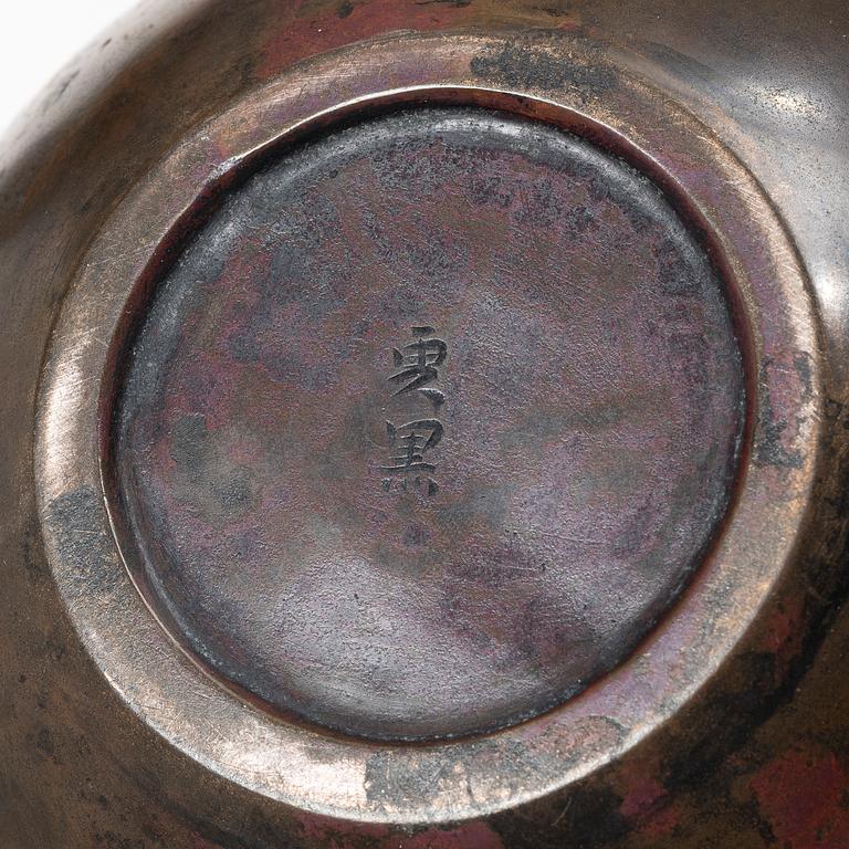 A Japanese bronze bowl / censer, Meiji (1868-1912).
