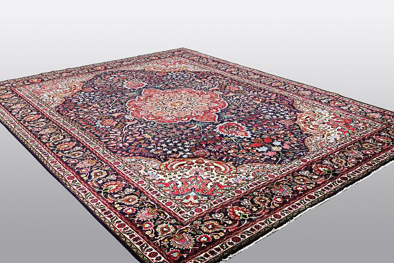 A carpet, Tabriz, ca 400 x 306 cm.