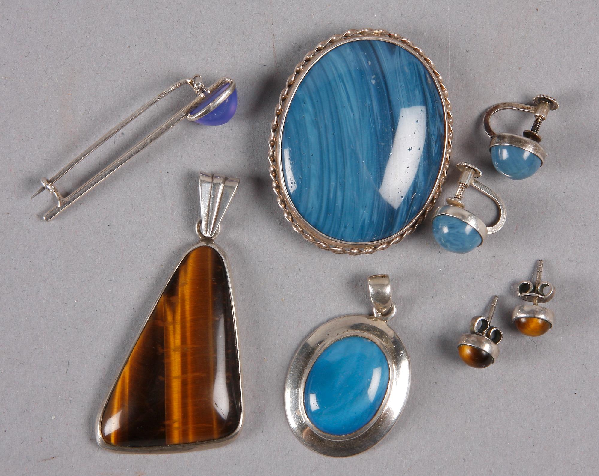 SMYCKEN, 6 st, silver, sten och glas. 1900-talets andra hälft.