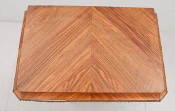 VITRINSKÅP, gustaviansk stil, 1900-talets mitt.