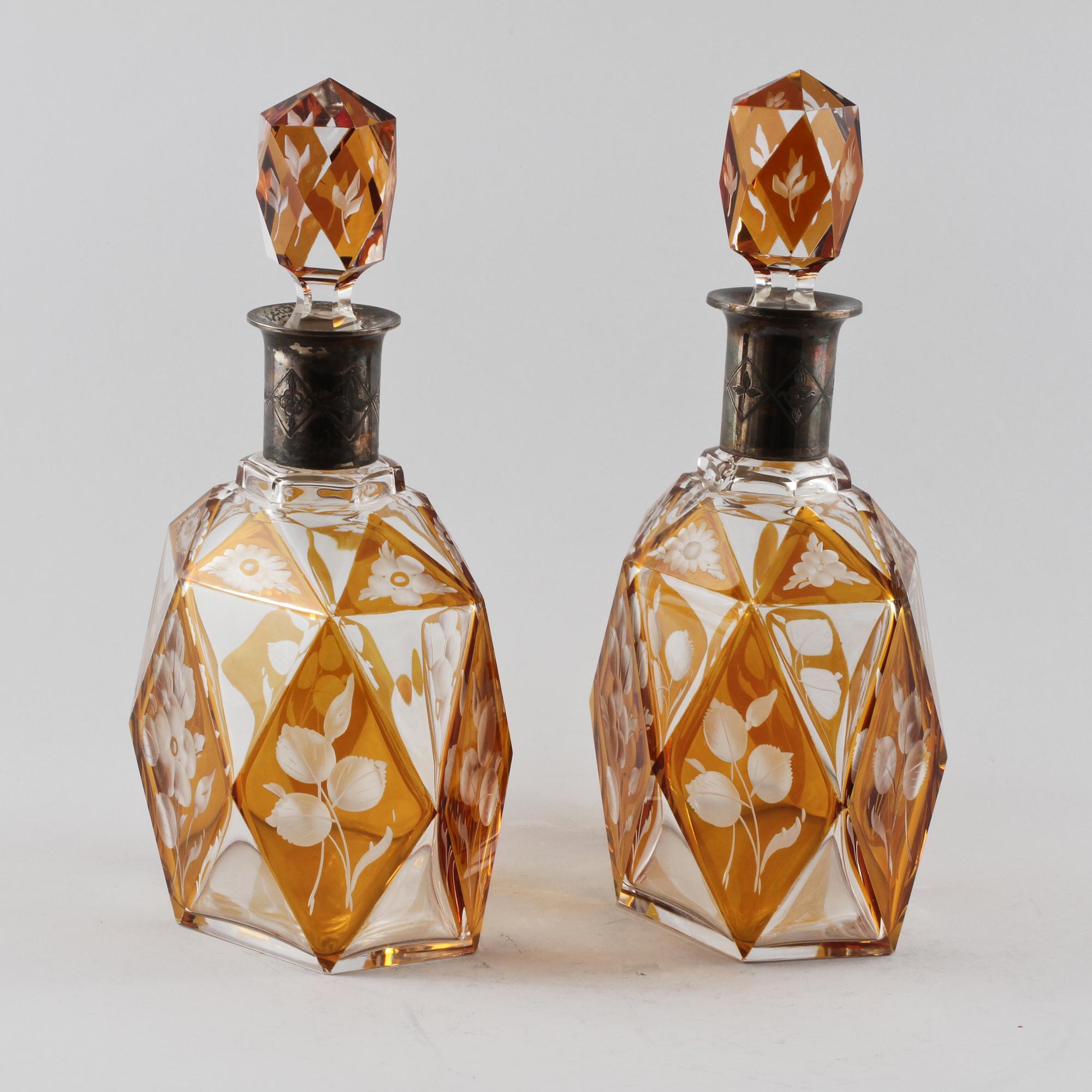KARAFFER, ett par, glas och silver, svenska importstämplar, 1900-tal.