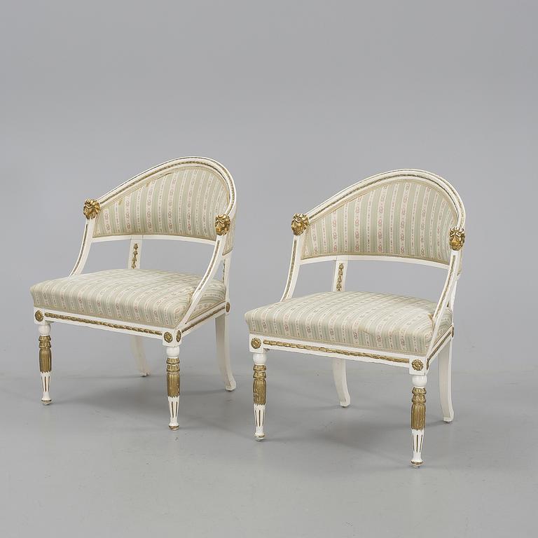 KARMSTOLAR, ett par, så kallade "baljfåtöljer", gustaviansk stil, 1900-talets början.
