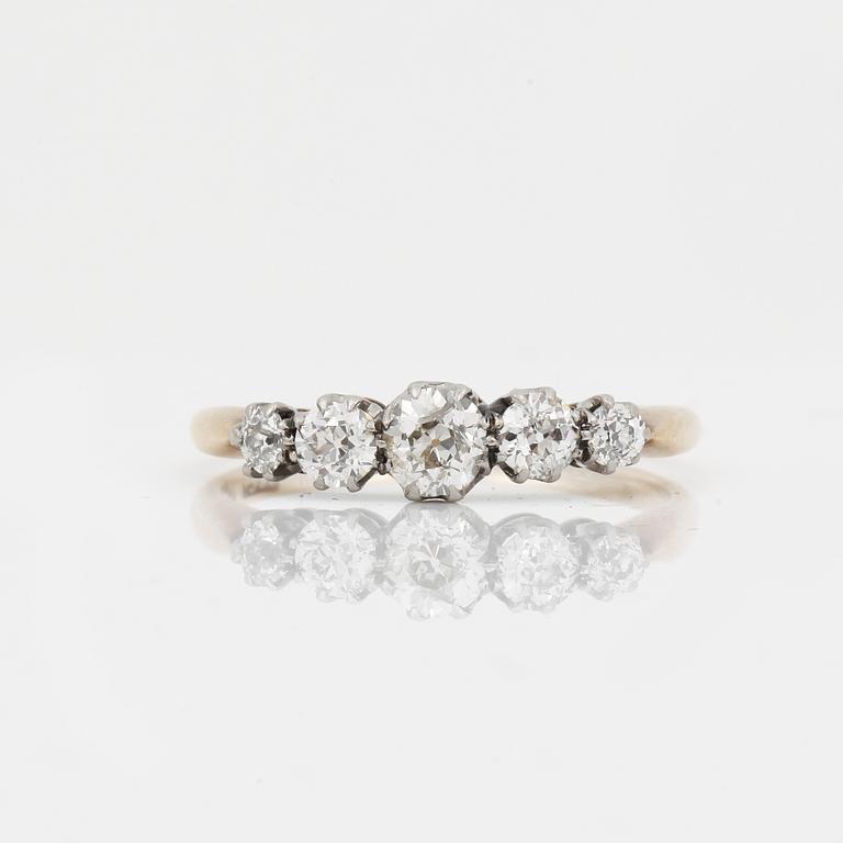 RING, 18K guld med 5 st gammalslipade diamanter, tot. ca 0.60 ct. Vikt ca 3,1 gram.