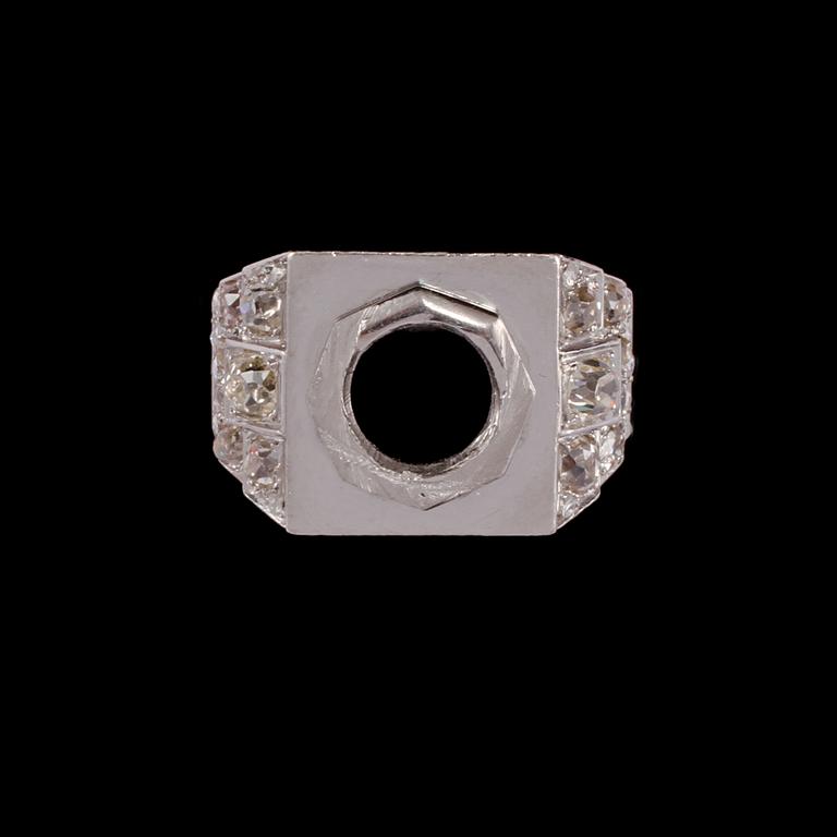 RING, 18k vitguld med rosenslipade och äldre briljantslipade diamanter. Vikt 12 g.