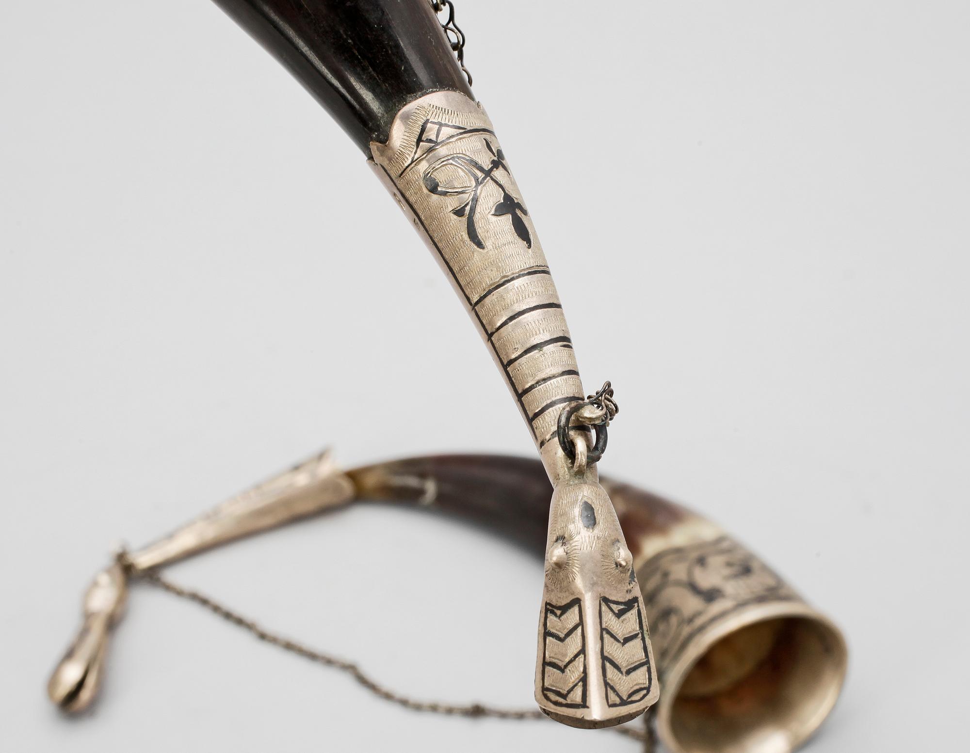 DRYCKESHORN, 2 st, silver och horn, Ryssland, 1900-talets andra hälft.
