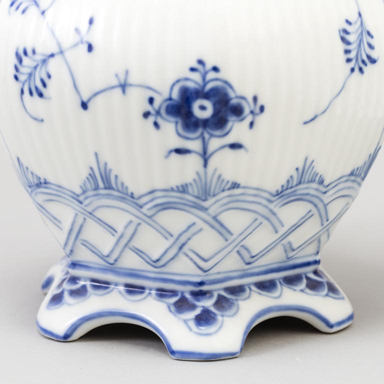 SERVISDELAR, 103 stycken, porslin, "Musselmalet", Royal Copenhagen.