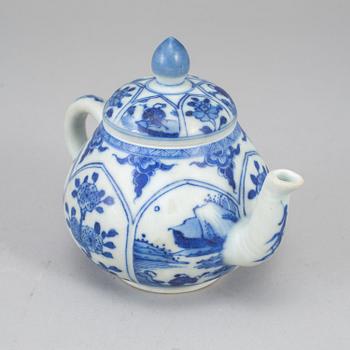 A blue and white teapot with cover, Qing dynasty, Kangxi (1664-1722).