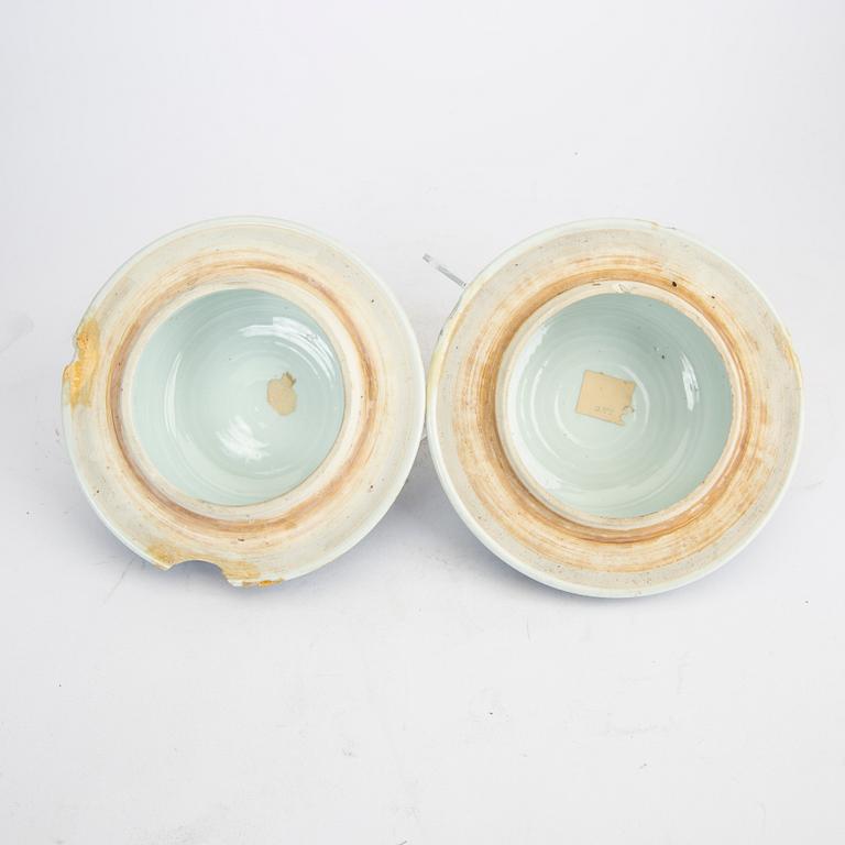 A pair of blue and white porcelain Kangxi style late Qing urns.