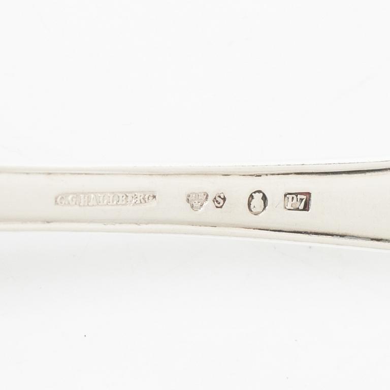 Firma Carl Fredrik Carlman, sockerskål med lock samt strösked, silver, Stockholm 1919.