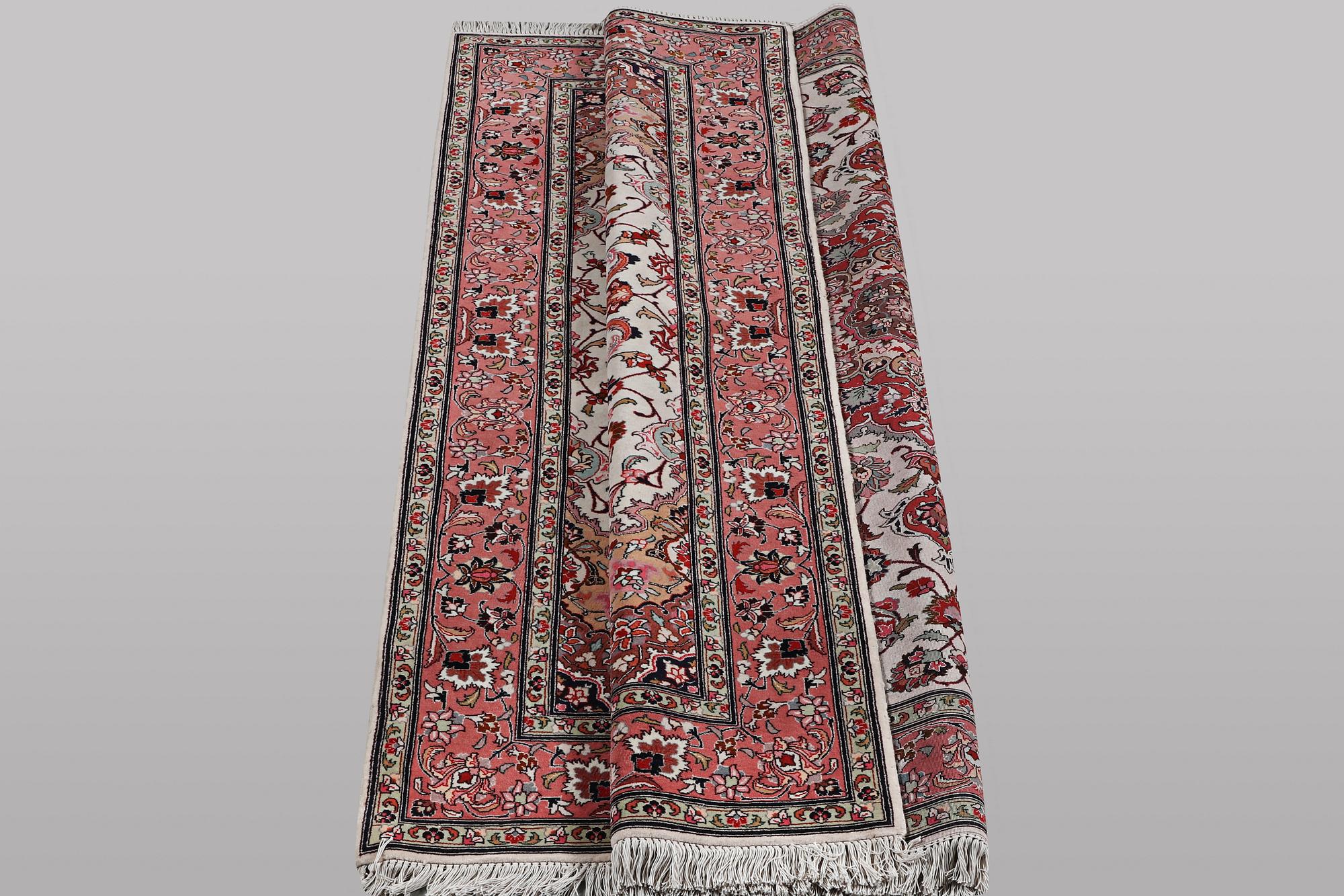 A rug, Tabriz, part silk, 50 Raj, ca 210 x 158 cm.