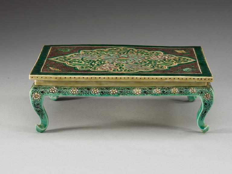 A famille verte stand in the shape of a table, Qing dynasty, Kangxi (1662-1722).