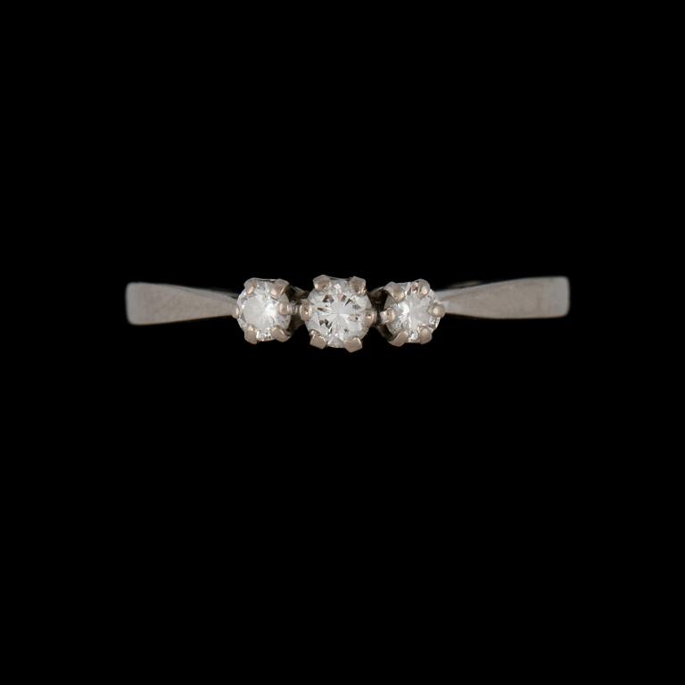 RING, 18K med 3 briljantslipade diamanter, totalt 0.33 ct, M Back, Stockholm, 1970. Vikt 3 g.