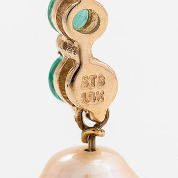 Hänge, 14K guld, smaragder, diamant och odlad barockpärla, London.