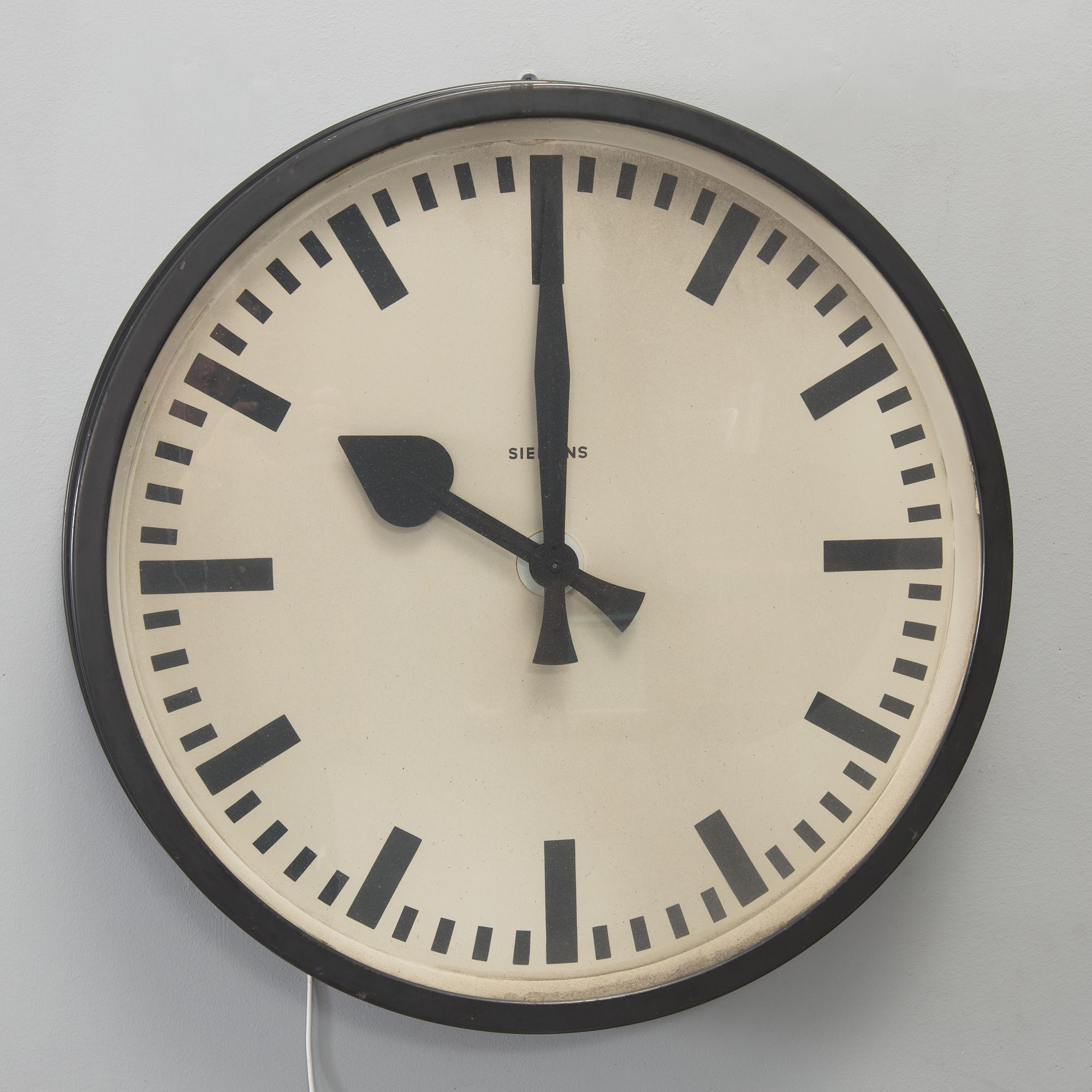 a Siemens "ANU 39" wall clock from the first half of the 20th century.