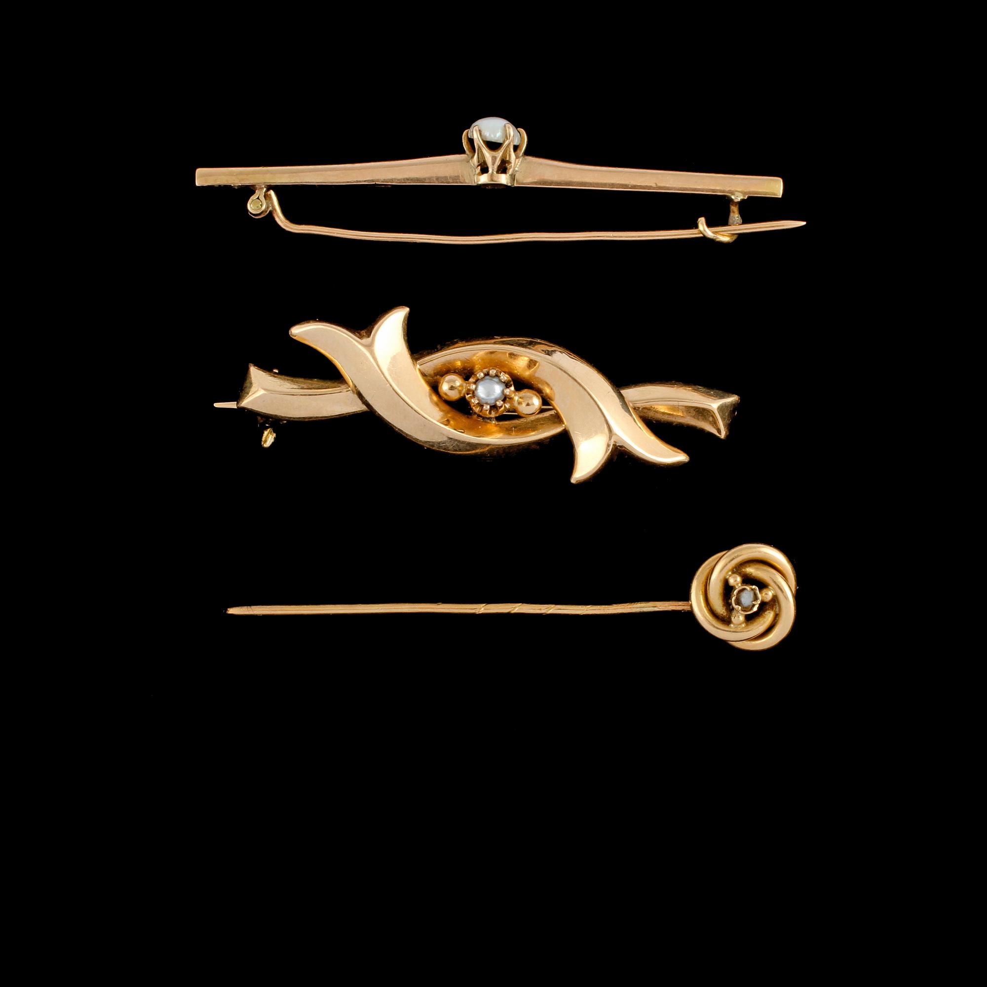 BROSCHNÅL samt  BROSCHER, 2 st, 18K guld och odlade pärlor, delvis Gustav Dahlgren & Co, Malmö. Vikt 6,9 g.