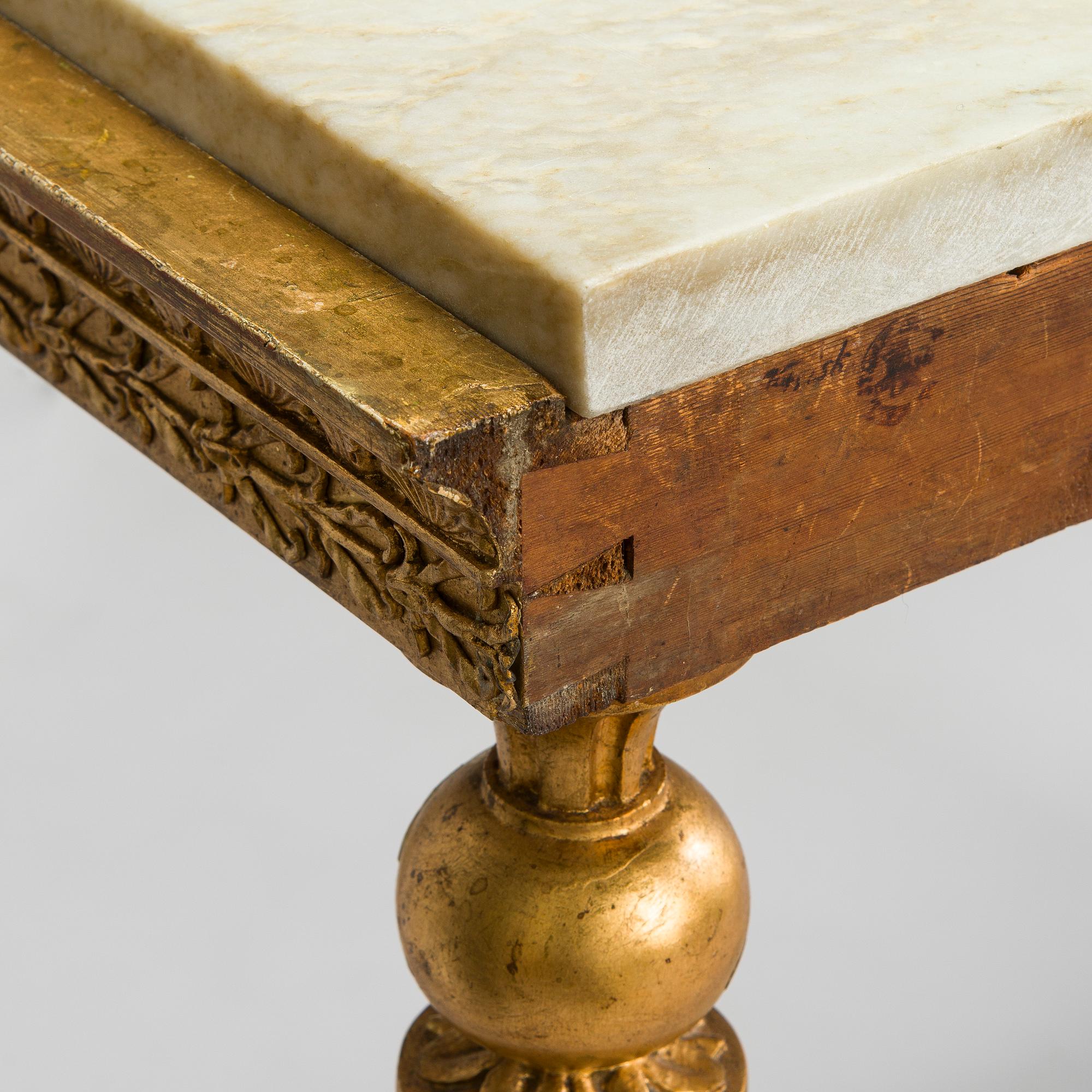 Jonas Frisk, Konsolipöytä, signeerattu J Frisk (toiminut 1805 - 1824), Tukholman hallileima, epäselvä vuosi. Myöhäiskustavilainen.