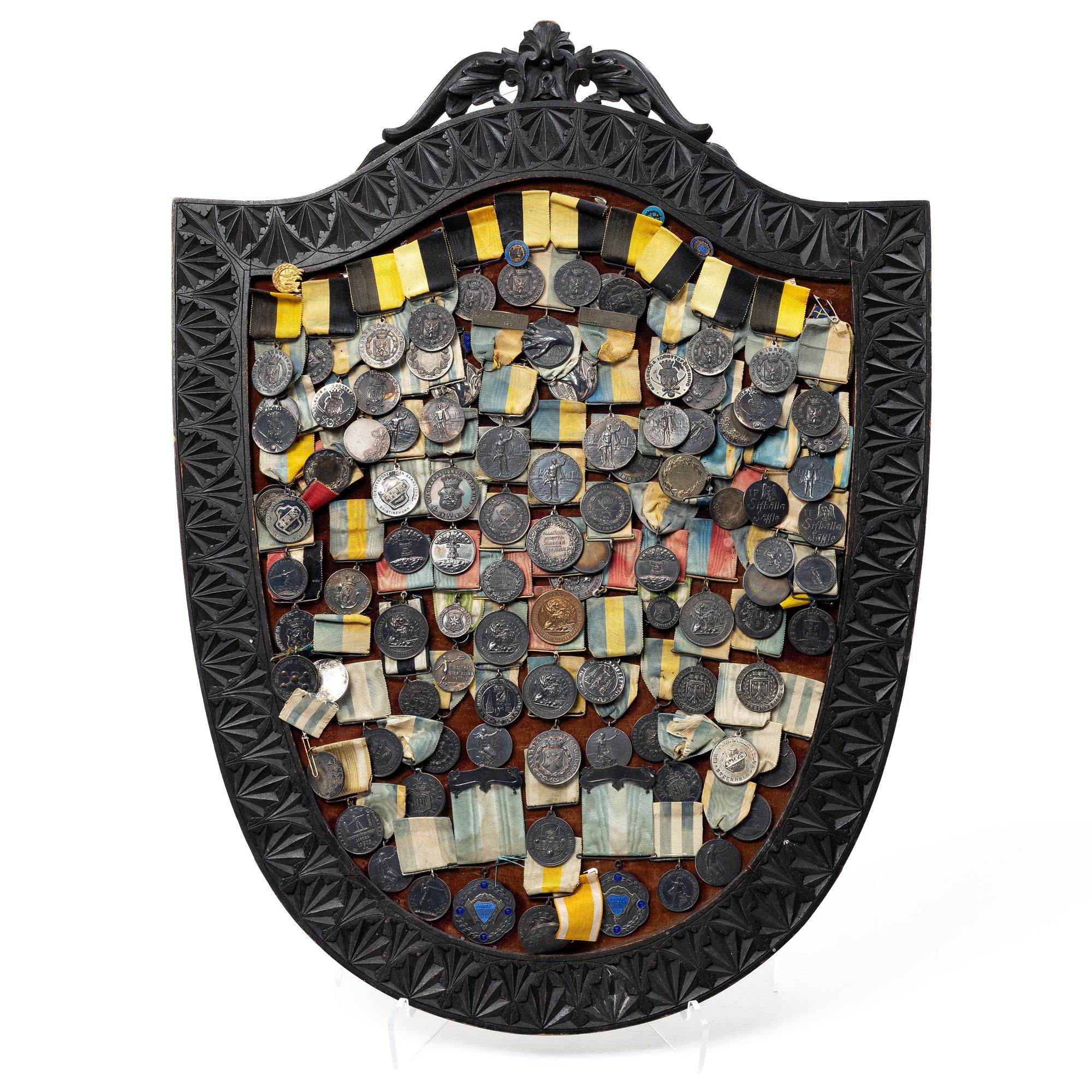 Idrottsmedaljer på märkessköld. Delvis silver. Sverige 1900-talets första hälft.