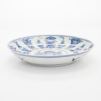 A blue and white 'antique' porcelain dish, China, late Qing dynasty.