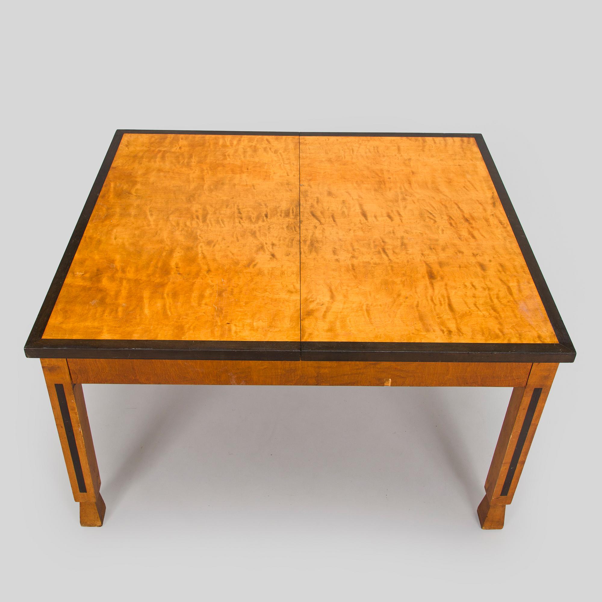 A 1920s/30s century dining table and set of 6 + 2 chairs.
