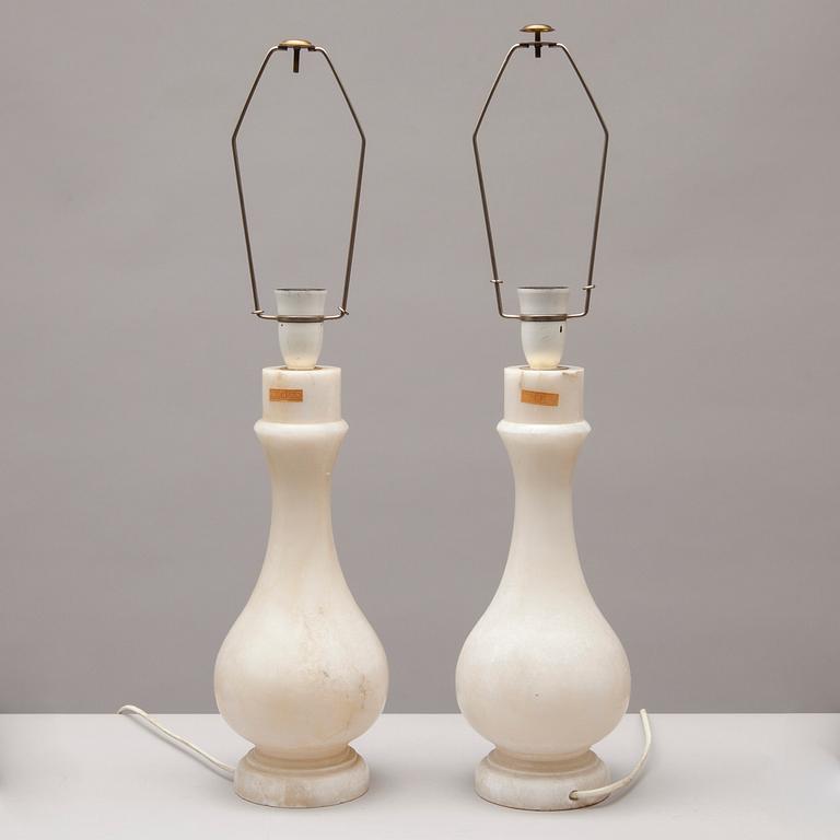 BORDSLAMPOR, ett par, alabaster, 1900-talets senare hälft.