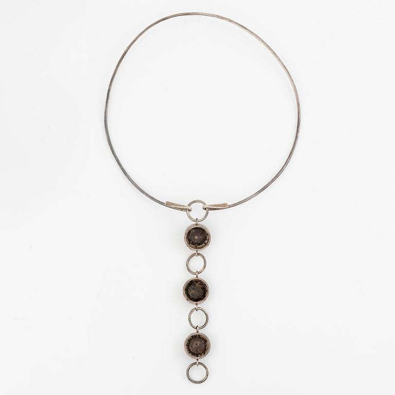 Lars Arby, halsring med hänge, silver med emalj.