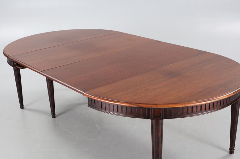 A late 20th century dining table.