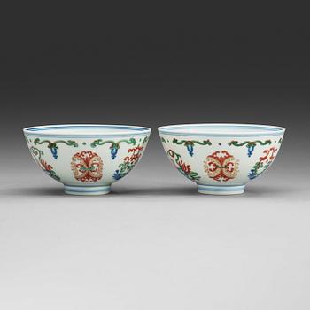 290. A pair of wucai bowls, Republic (1912-49) with Yongzhengs six character mark.