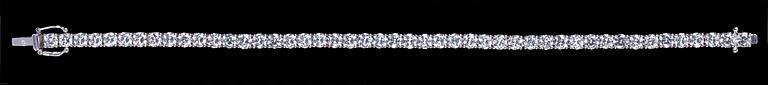 ARMBAND, 47 briljantslipade diamanter, tot. 8.73 ct.