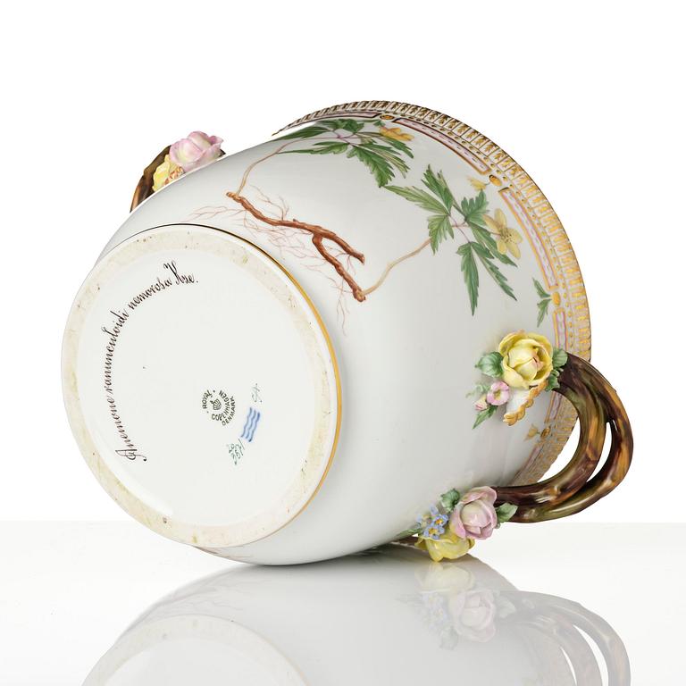 Ytterfoder/Vinkylare, porslin. 'Flora Danica', Royal Copenhagen, Danmark, 1900-tal.