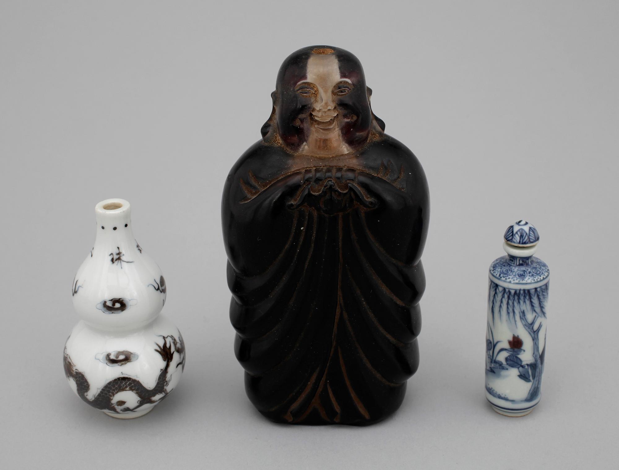 SNUSFLASKOR samt MINIATYRVAS, glas och porslin, Kina, 1900-tal.