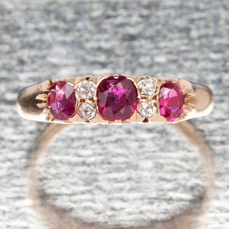 RING, guld 18K med 3 st rubiner tot. ca 0,70 och 4 st gammalslipade diamanter tot 0,08 ct. Vikt 3,4 g.