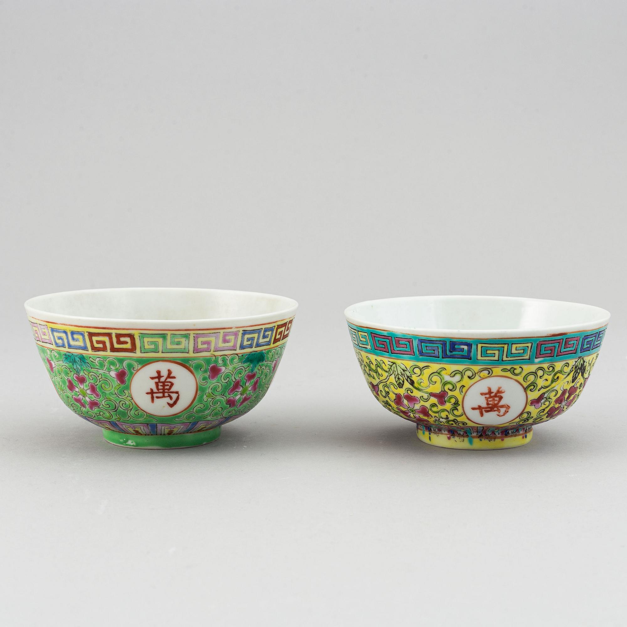 A group of 19 chinese porcelain objects, Qing dynasty and 20th century.
