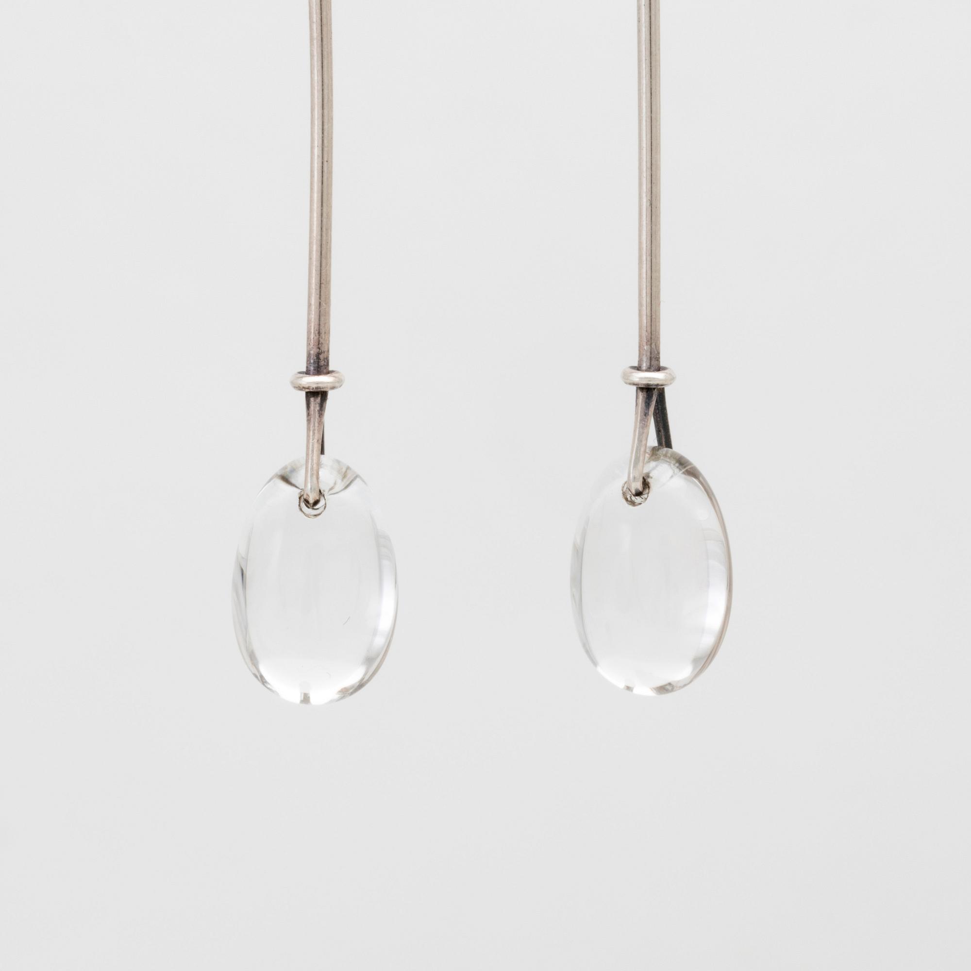 Vivianna Torun Bülow-Hübe, örhängen
"Dew-drops", silver och bergkristall för Georg Jensen.