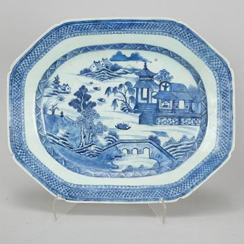 Two blue and white serving dishes and a bowl, Qing dynasty, Qianlong (1736-95).