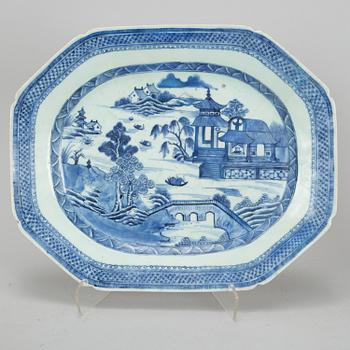 SERVERINGSFAT, två stycken, samt SERVERINGSSKÅL, kompaniporslin. Qingdynastin, Qianlong (1736-95).